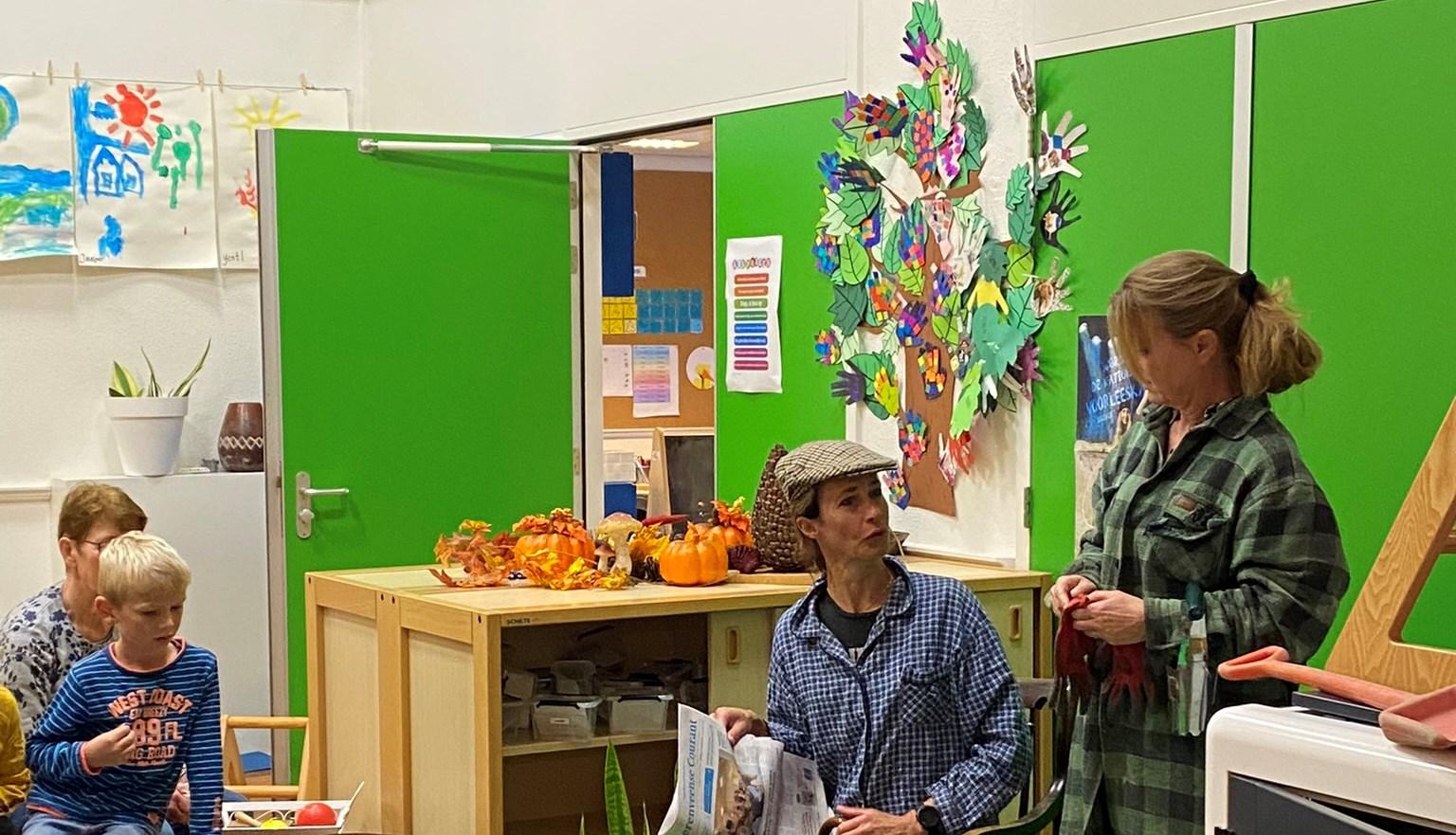 In het klaslokaal van Basisschool 't Holtpad in Nijeholtpade zijn leerkrachten en kinderen bezig met creatieve activiteiten. In het klaslokaal van Basisschool 't Holtpad in Nijeholtpade zijn leerkrachten en kinderen bezig met creatieve activiteiten.