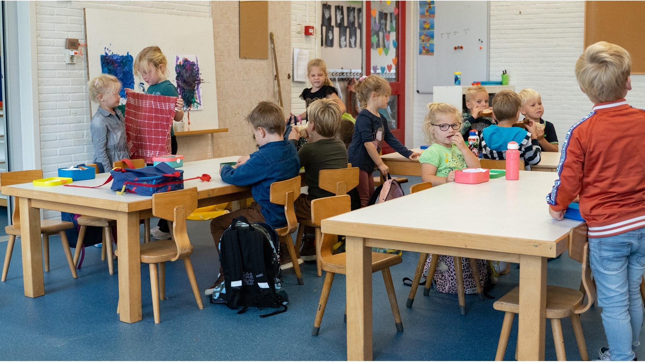 In het klaslokaal van basisschool Willibrord in Denekamp spelen en leren kinderen samen. In het klaslokaal van basisschool Willibrord in Denekamp spelen en leren kinderen samen.