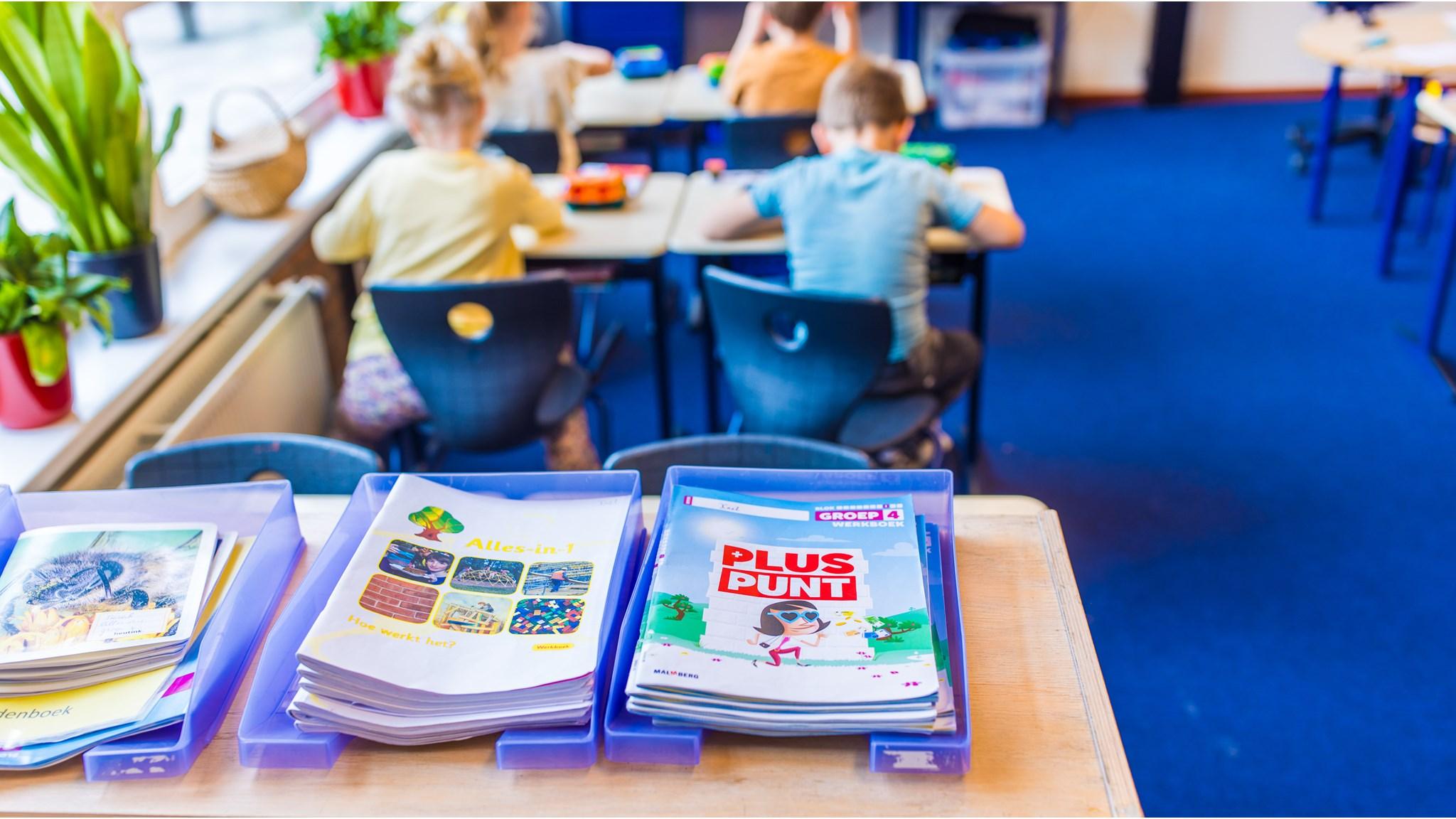 In het klaslokaal van cbs Remmelt Booy in Doezum liggen verschillende schoolboeken en werkbladen klaar voor de leerlingen. In het klaslokaal van cbs Remmelt Booy in Doezum liggen verschillende schoolboeken en werkbladen klaar voor de leerlingen.