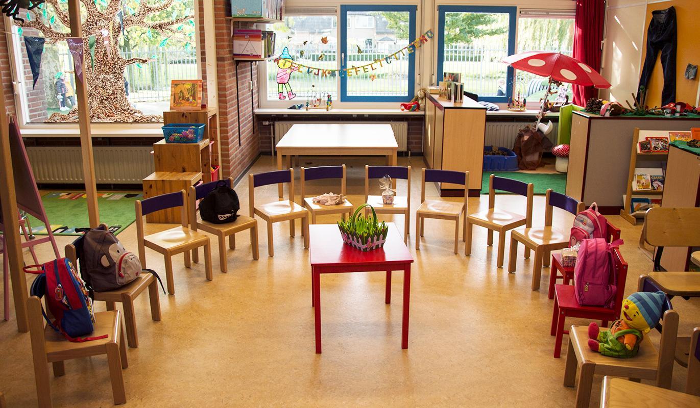 In het klaslokaal van Christelijke Basisschool de Bongerd in Ridderkerk staan stoelen in een cirkel met een rode tafel in het midden. In het klaslokaal van Christelijke Basisschool de Bongerd in Ridderkerk staan stoelen in een cirkel met een rode tafel in het midden.