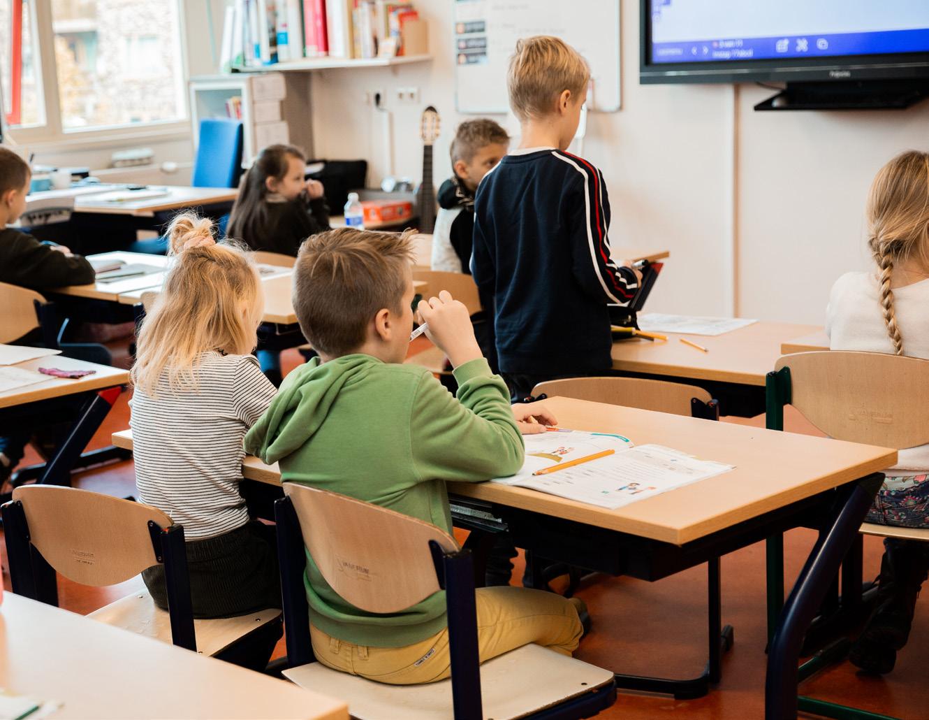 In het klaslokaal van de Paasbergschool in Ede zijn leerlingen bezig met hun schoolwerk.