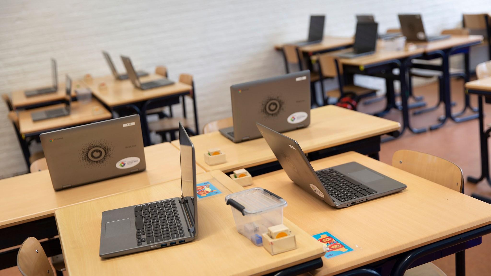 In het klaslokaal van De Wilde Wingerd in Maarssen staan laptops op de tafels klaar voor gebruik. In het klaslokaal van De Wilde Wingerd in Maarssen staan laptops op de tafels klaar voor gebruik.