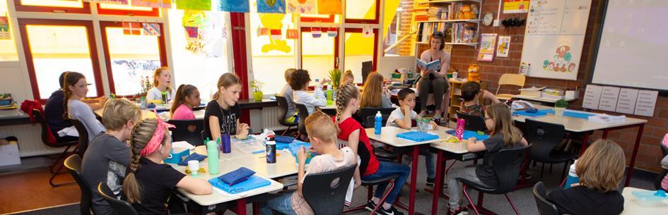 In het klaslokaal van IKC Alexia in Leeuwarden zitten leerlingen te luisteren naar hun lerares. In het klaslokaal van IKC Alexia in Leeuwarden zitten leerlingen te luisteren naar hun lerares.