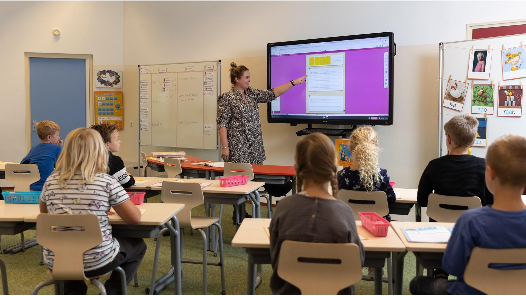In het klaslokaal van IKC De Inktvis in Dirksland legt de lerares een les uit aan de leerlingen met behulp van een digitaal scherm. In het klaslokaal van IKC De Inktvis in Dirksland legt de lerares een les uit aan de leerlingen met behulp van een digitaal scherm.