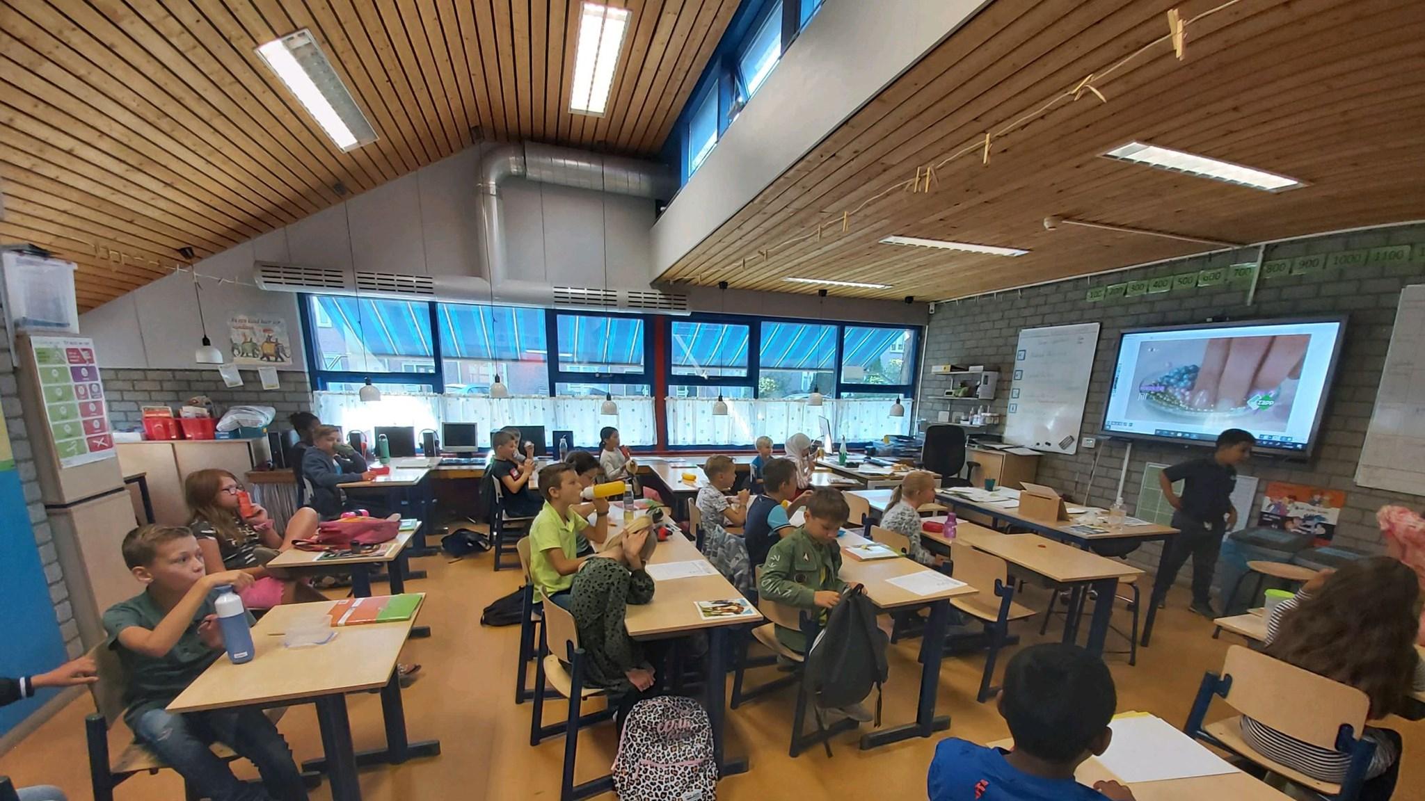 In het klaslokaal van Kindcentrum De Regenboog in Oudenbosch zijn leerlingen attent aan het luisteren naar een presentatie. In het klaslokaal van Kindcentrum De Regenboog in Oudenbosch zijn leerlingen attent aan het luisteren naar een presentatie.