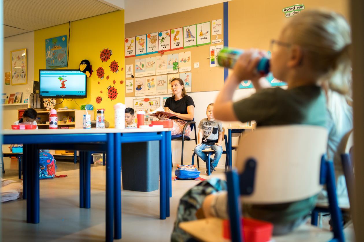 In het klaslokaal van Protestants Christelijke Basisschool het Kompas in Krimpen aan den IJssel lezen studenten en een lerares samen. In het klaslokaal van Protestants Christelijke Basisschool het Kompas in Krimpen aan den IJssel lezen studenten en een lerares samen.