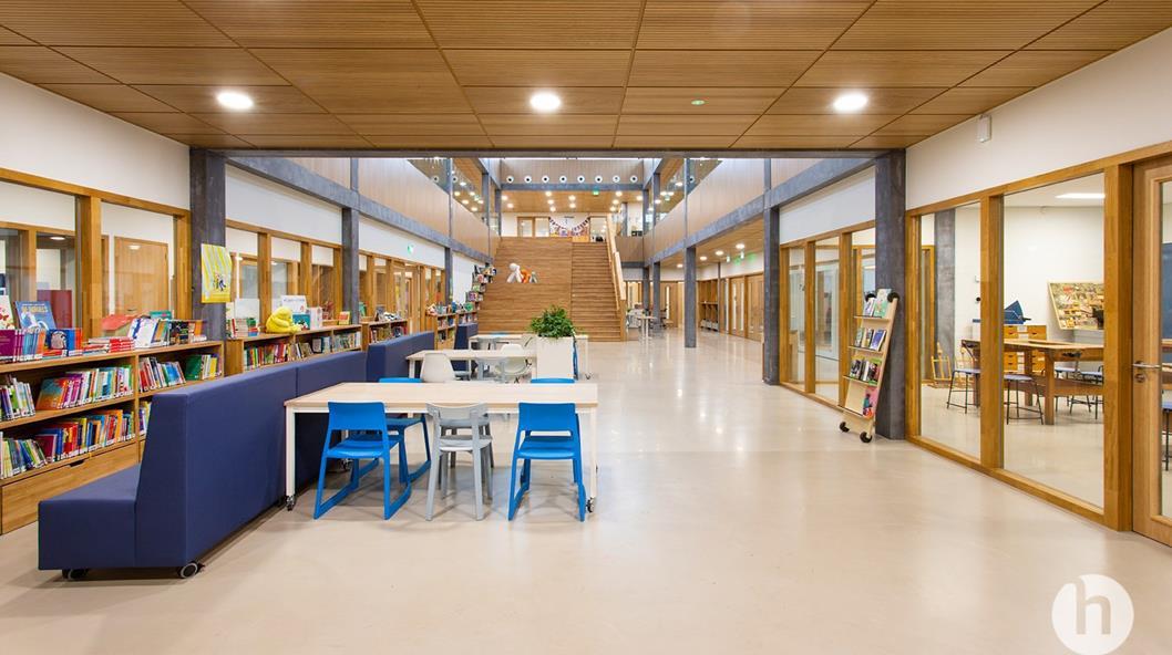 In het schoolgebouw van OBS Het Noorderlicht in Hoogezand is een moderne en uitnodigende ruimte voor leren en lezen.