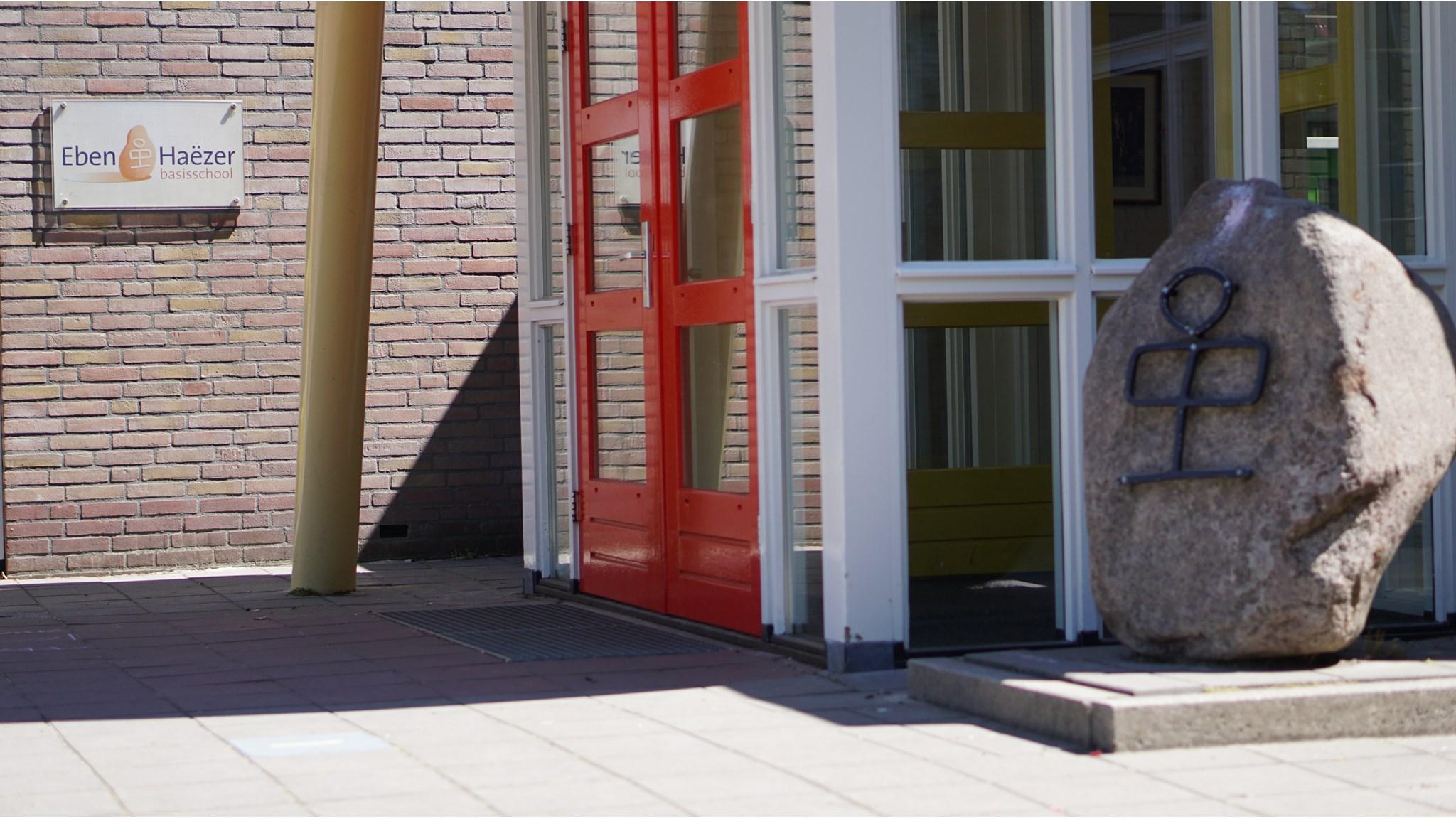 Ingang van de Basisschool Eben-Haëzer locatie Teuge met een opvallend kunstwerk voor de deur. Ingang van de Basisschool Eben-Haëzer locatie Teuge met een opvallend kunstwerk voor de deur.