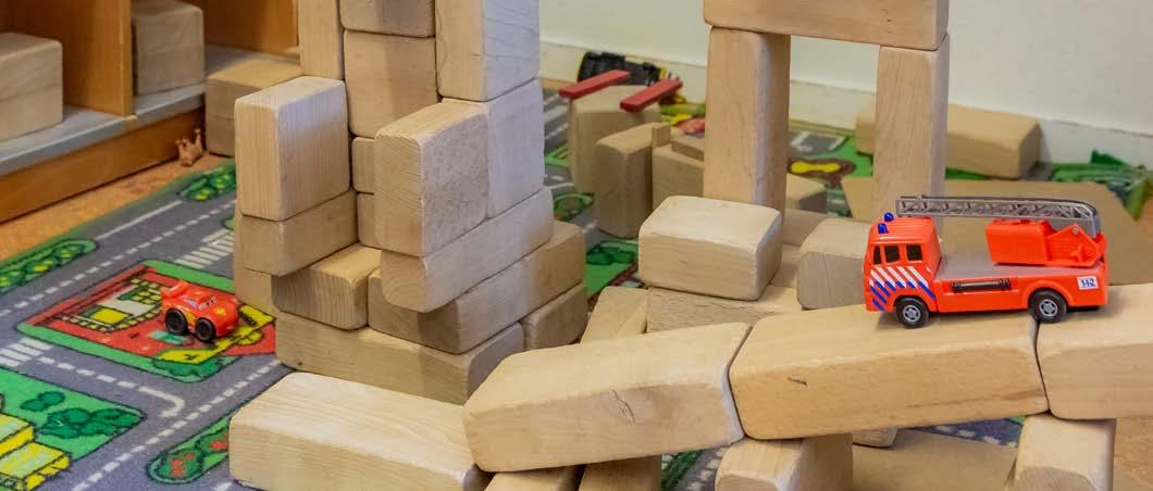 Interactief spelen met blokken en speelgoedauto's op het schoolplein van IKC De Westhoek in Maassluis. Interactief spelen met blokken en speelgoedauto's op het schoolplein van IKC De Westhoek in Maassluis.