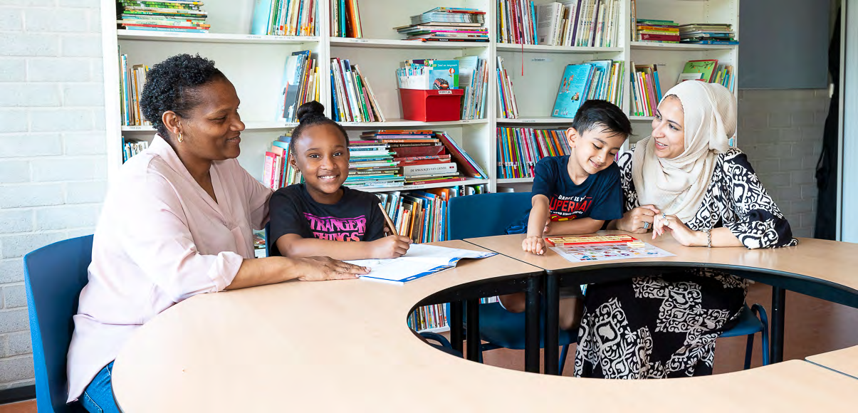 Interactieve sessie tussen leerlingen en ouders in CBS Mozaïek in Rotterdam.