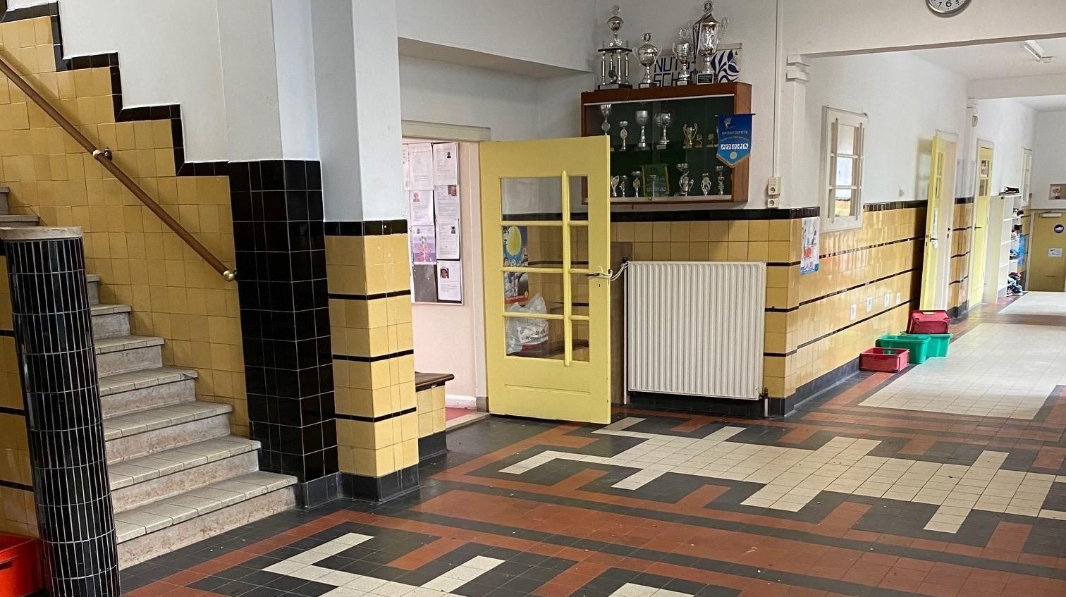 Interieur van de Nutsbasisschool Bezuidenhout in Den Haag met zicht op de gang en trap. Interieur van de Nutsbasisschool Bezuidenhout in Den Haag met zicht op de gang en trap.