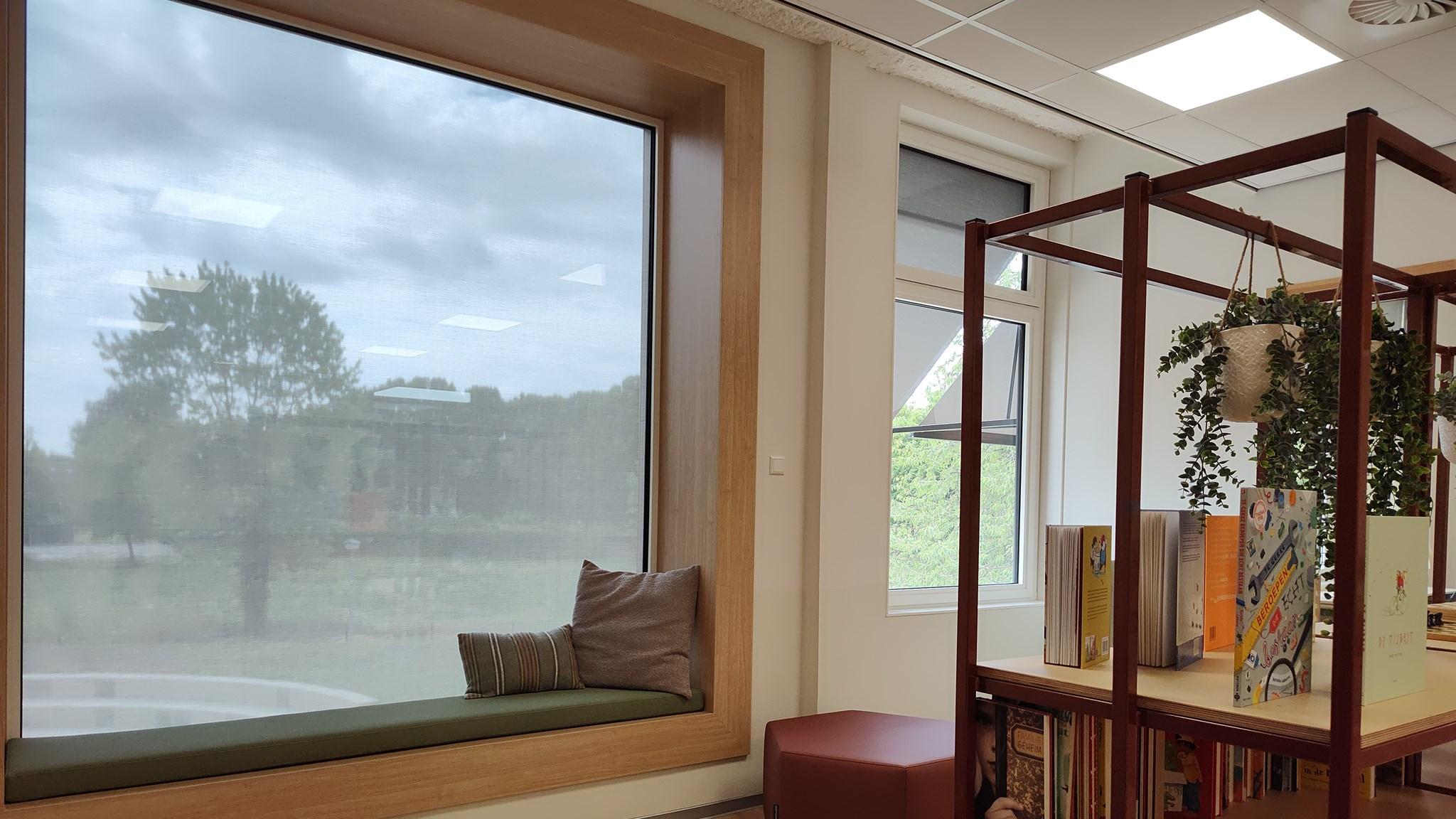 Interieur van de Rooms Katholieke Basisschool De Ommelander in Arnhem met een gezellig leeshoekje en uitzicht naar buiten. Interieur van de Rooms Katholieke Basisschool De Ommelander in Arnhem met een gezellig leeshoekje en uitzicht naar buiten.
