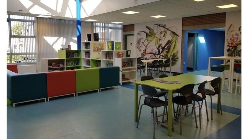 Interieur van Openbare Basisschool De Slinge in Oldemarkt met een kleurrijke leeshoek en studieruimte. Interieur van Openbare Basisschool De Slinge in Oldemarkt met een kleurrijke leeshoek en studieruimte.