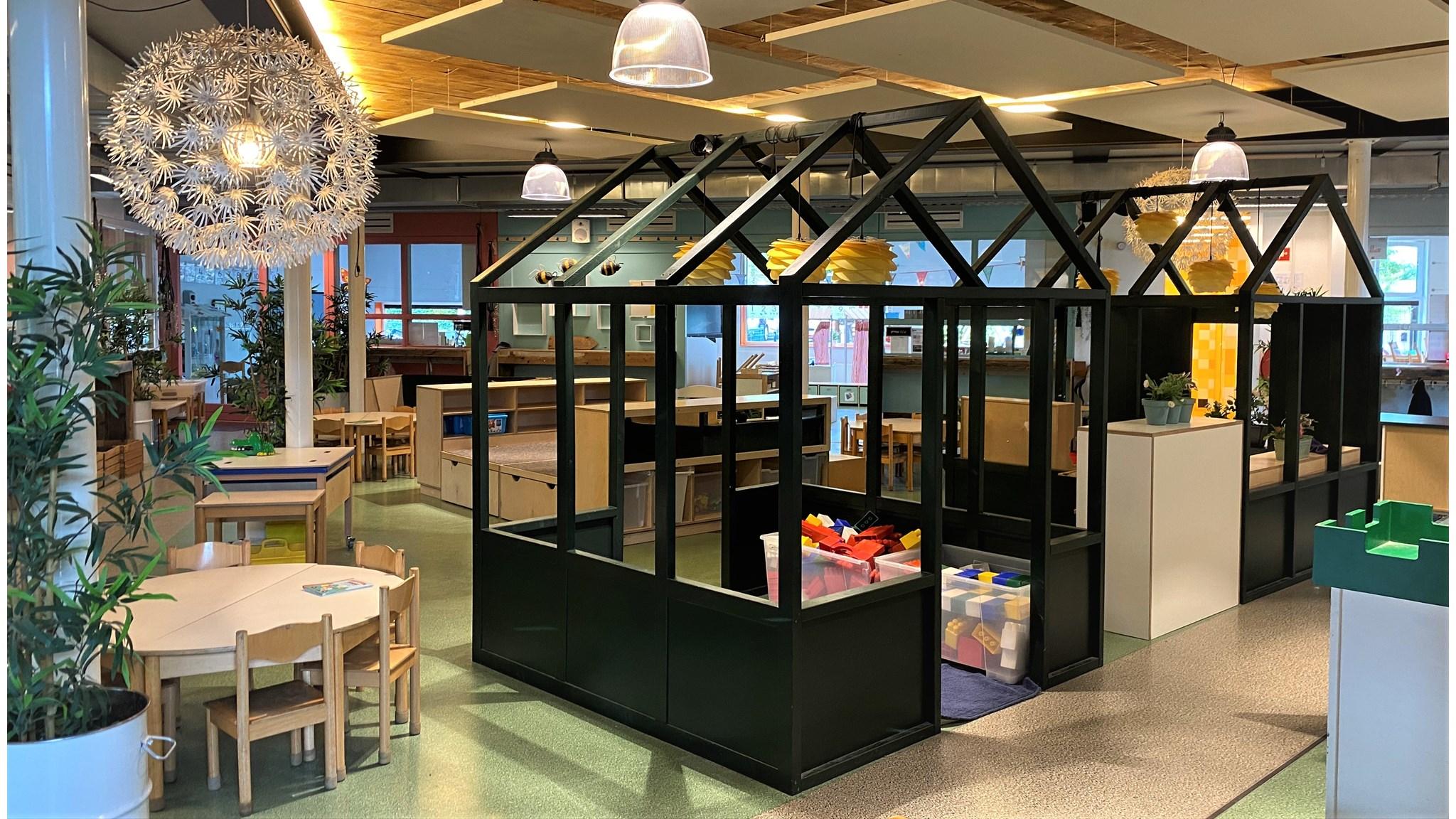 Interieur van R.K. basisschool St. Josephschool in Hooglanderveen met speelhoek en planten. Interieur van R.K. basisschool St. Josephschool in Hooglanderveen met speelhoek en planten.