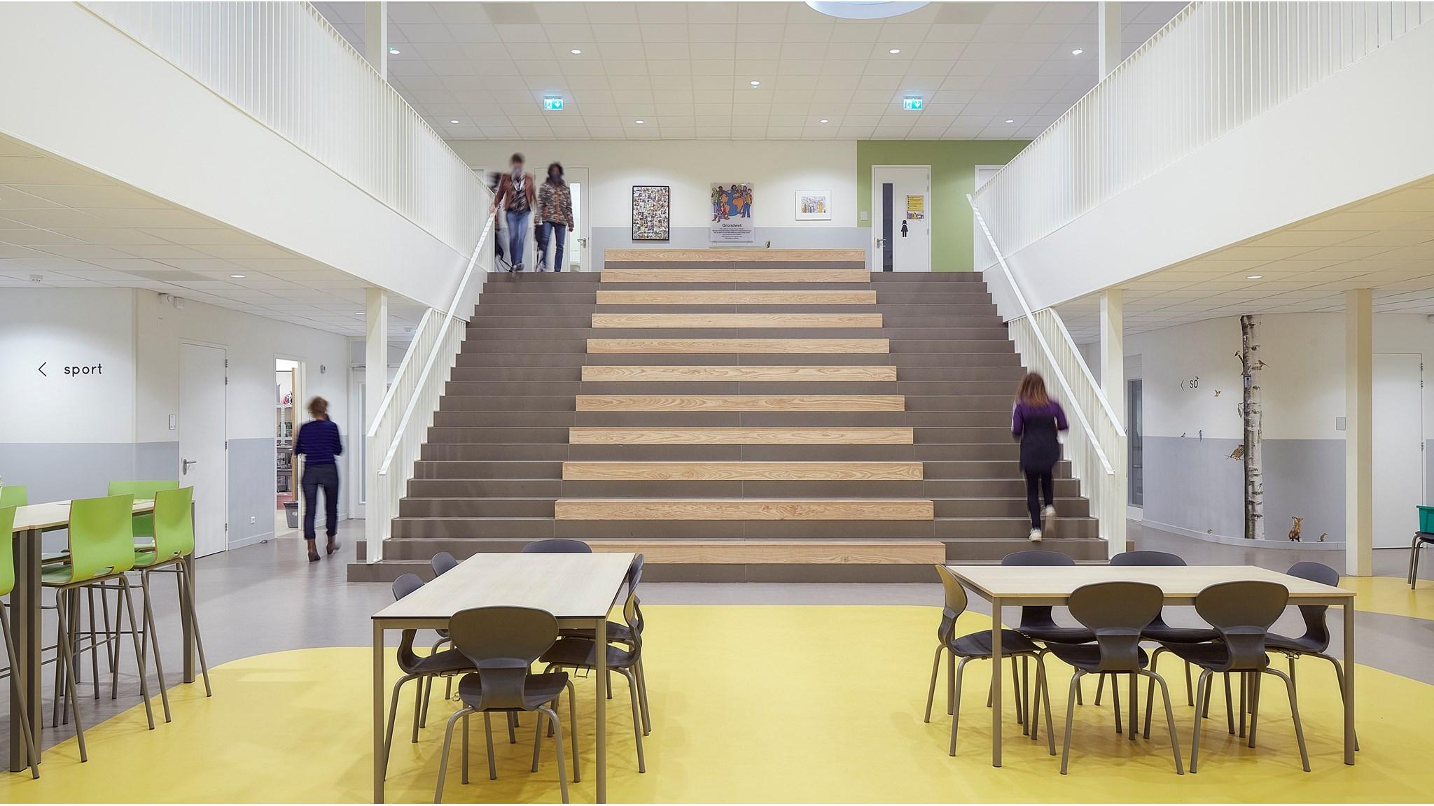 Interior van Basisschool De Regenboog in Hoensbroek met een trap en tafels. Interior van Basisschool De Regenboog in Hoensbroek met een trap en tafels.