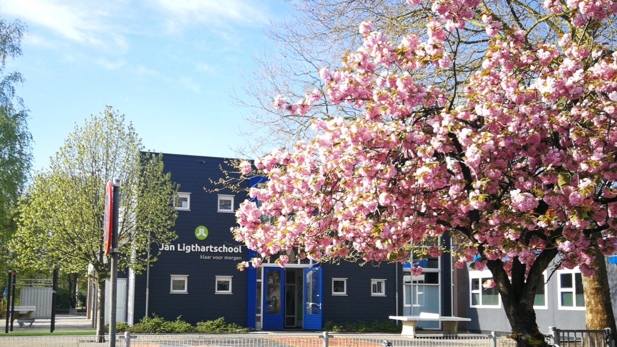 Jan Ligthartschool in Woudenberg met bloeiende bomen op het schoolplein. Jan Ligthartschool in Woudenberg met bloeiende bomen op het schoolplein.