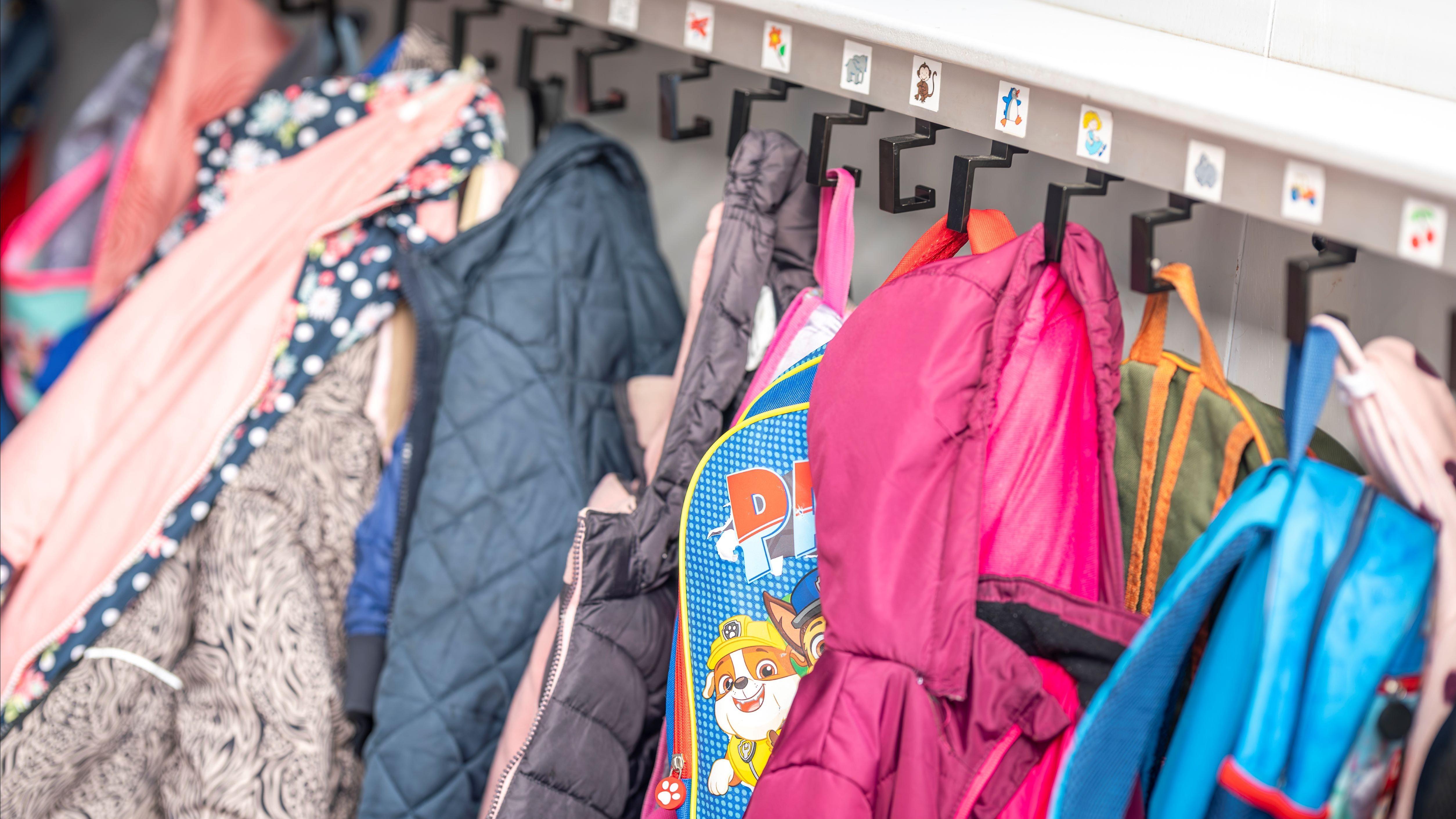 Jassen en rugzakken hangen aan de kapstok in basisschool Aan Boord in Dronten. Jassen en rugzakken hangen aan de kapstok in basisschool Aan Boord in Dronten.