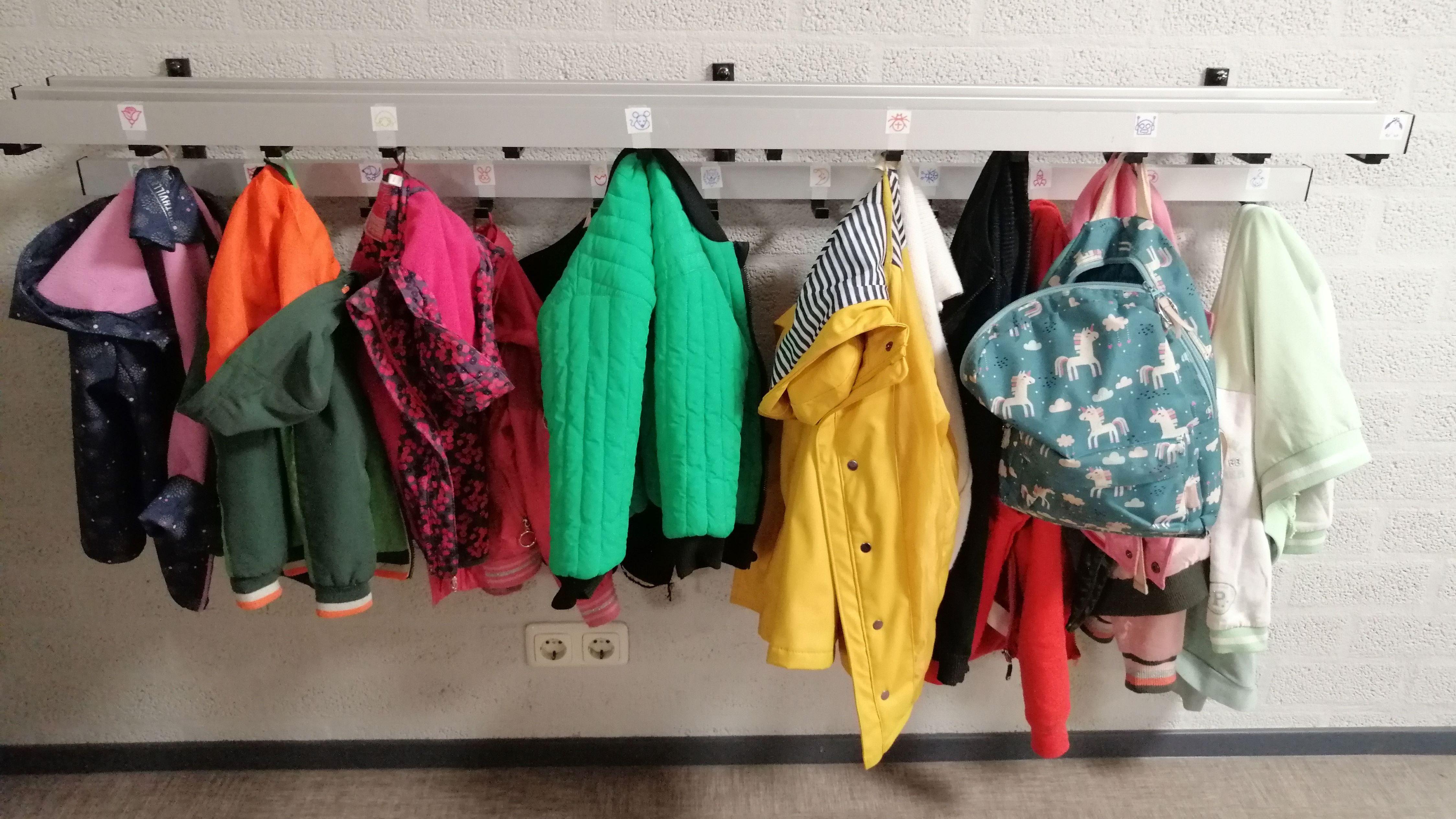 Jassen en tassen hangen aan de kledinghaak van Basisschool d'n Heiakker in Deurne. Jassen en tassen hangen aan de kledinghaak van Basisschool d'n Heiakker in Deurne.