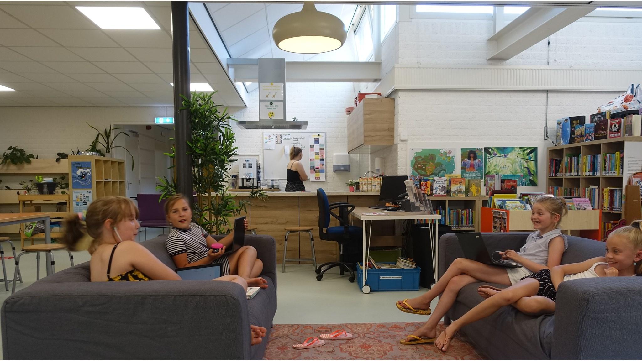 Jongens en meisjes ontspannen in een moderne leeromgeving van Kindcentrum De Poeljeugd in 's-Heer Hendrikskinderen. Jongens en meisjes ontspannen in een moderne leeromgeving van Kindcentrum De Poeljeugd in 's-Heer Hendrikskinderen.