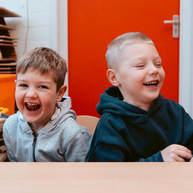 Jongens lachen gelukkig terwijl ze samen spelen in de klas van de Bernardusschool in Den Haag. Jongens lachen gelukkig terwijl ze samen spelen in de klas van de Bernardusschool in Den Haag.
