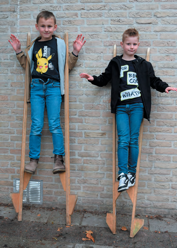 Jongetjes spelen met stelten op het schoolplein van de Mauritsschool in Nieuwegein. Jongetjes spelen met stelten op het schoolplein van de Mauritsschool in Nieuwegein.