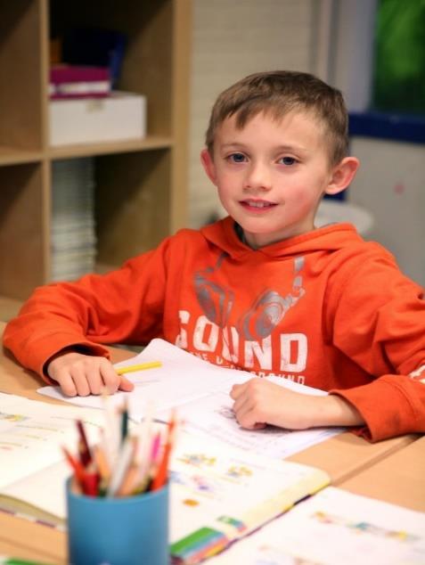 Josh in de klas van WereldKidz Palet in Maarssen met kleurrijke schoolspullen. Josh in de klas van WereldKidz Palet in Maarssen met kleurrijke schoolspullen.