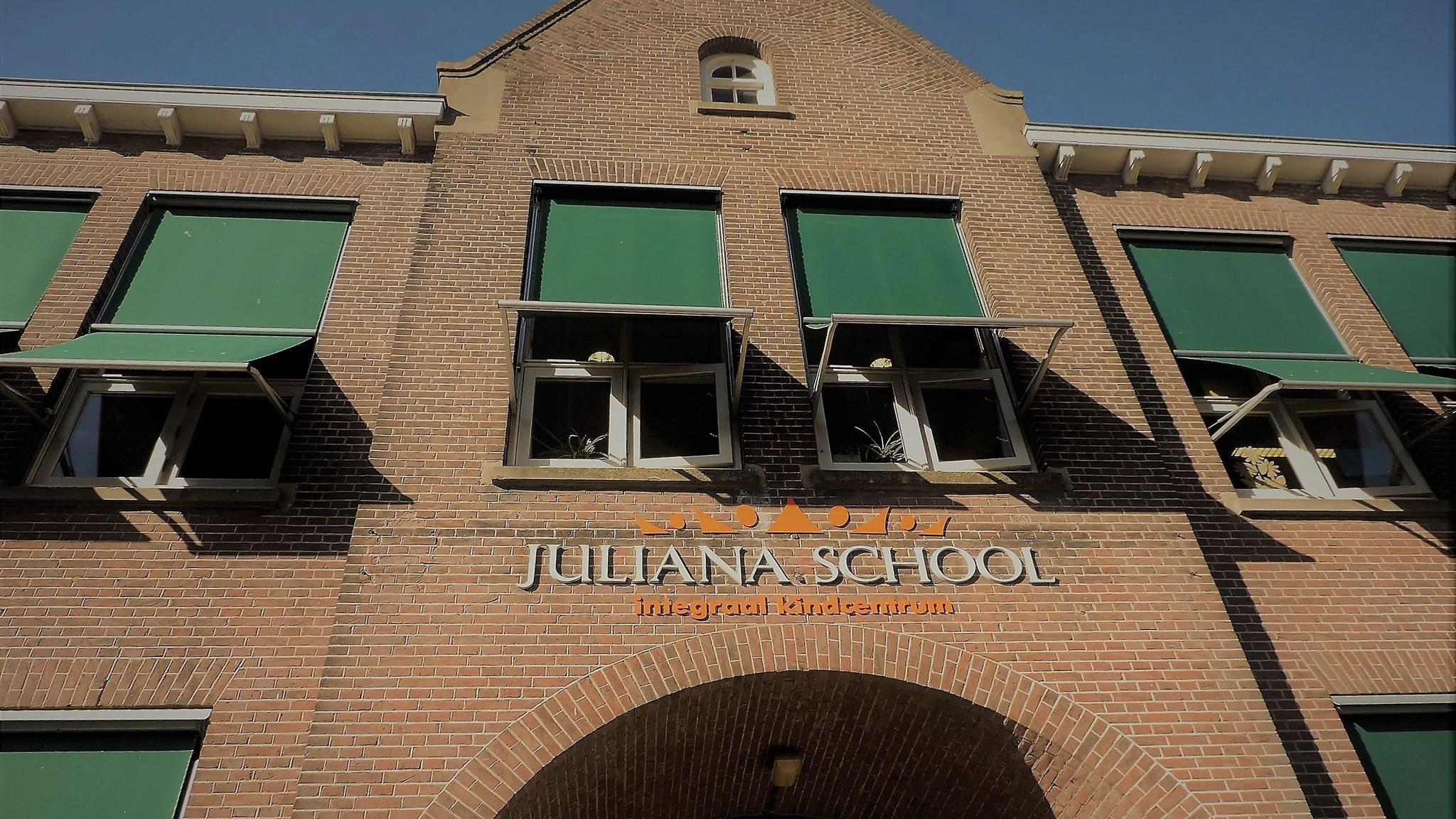 Juliana School in Sneek, met een stenen gevel en groene luiken. Juliana School in Sneek, met een stenen gevel en groene luiken.