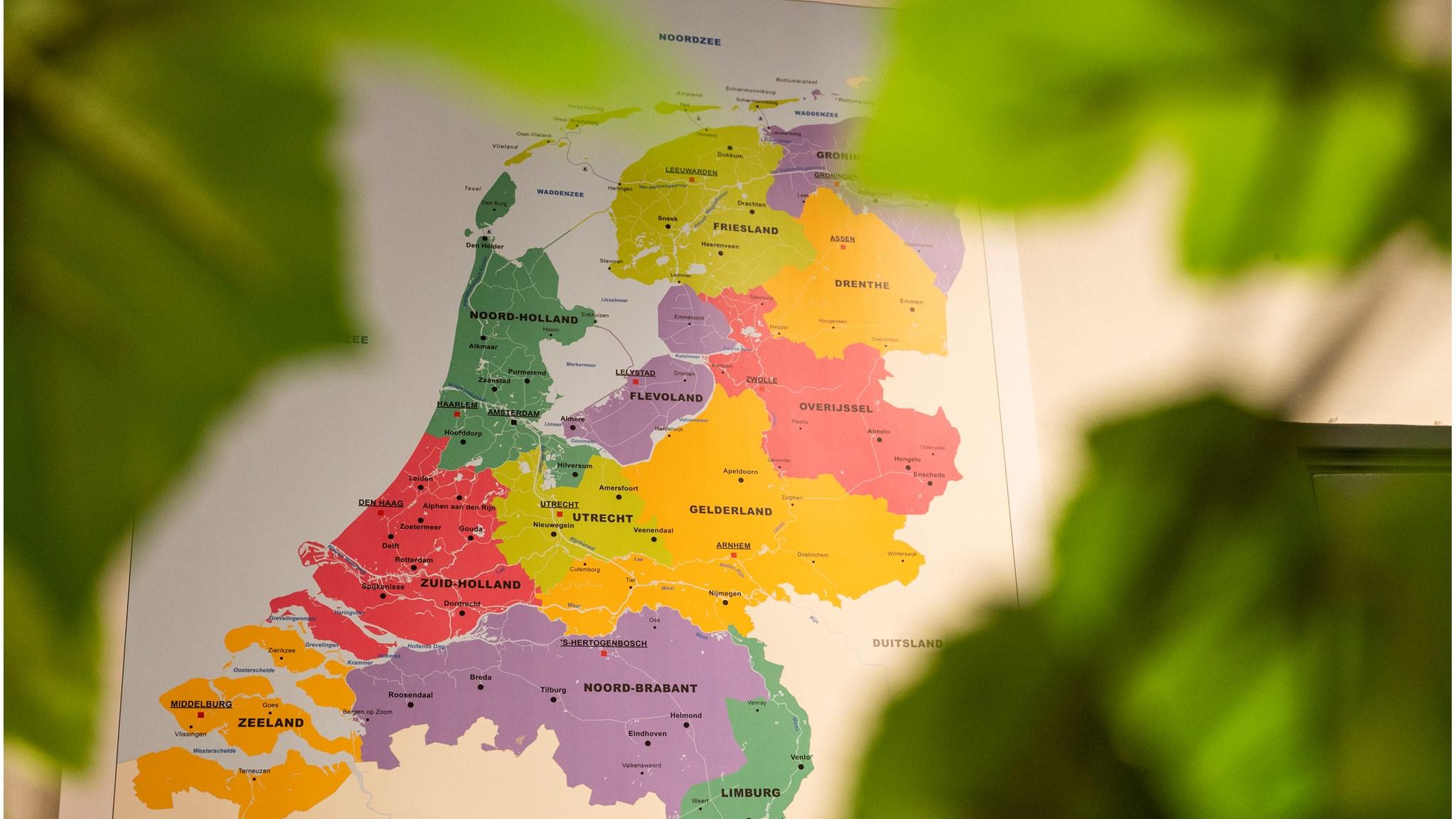 Kaart van Nederland met verschillende provincies, weergegeven in kleur, in Openbare Basisschool De Westhoek te 2e Exloërmond.
