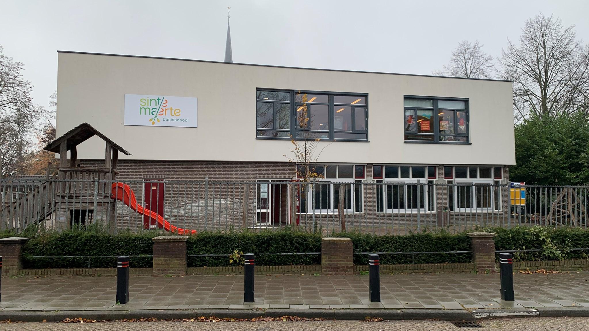 Kbs Sinte Maerte basisschool in Breda met een speeltoestel en glijbaan op het schoolplein. Kbs Sinte Maerte basisschool in Breda met een speeltoestel en glijbaan op het schoolplein.