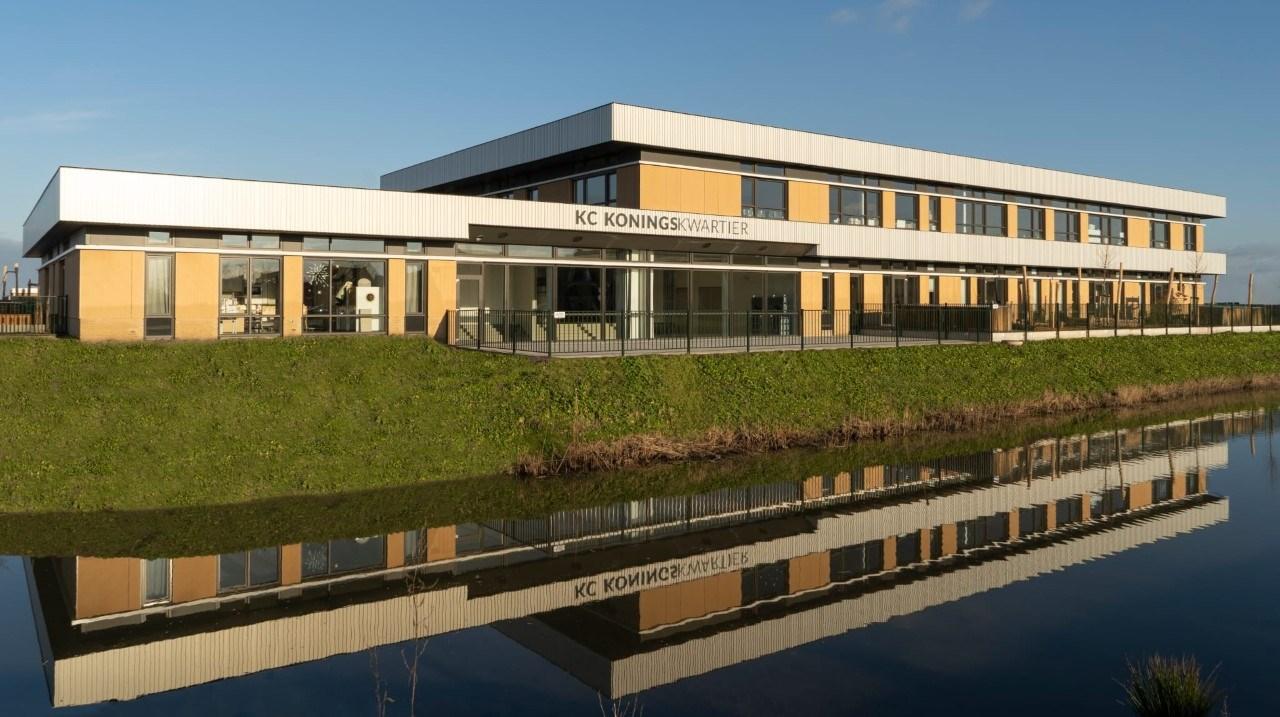 KC Koningskwartier in Zevenhuizen (Zuid-Holland) met een weids uitzicht op het schoolgebouw en de omgeving. KC Koningskwartier in Zevenhuizen (Zuid-Holland) met een weids uitzicht op het schoolgebouw en de omgeving.