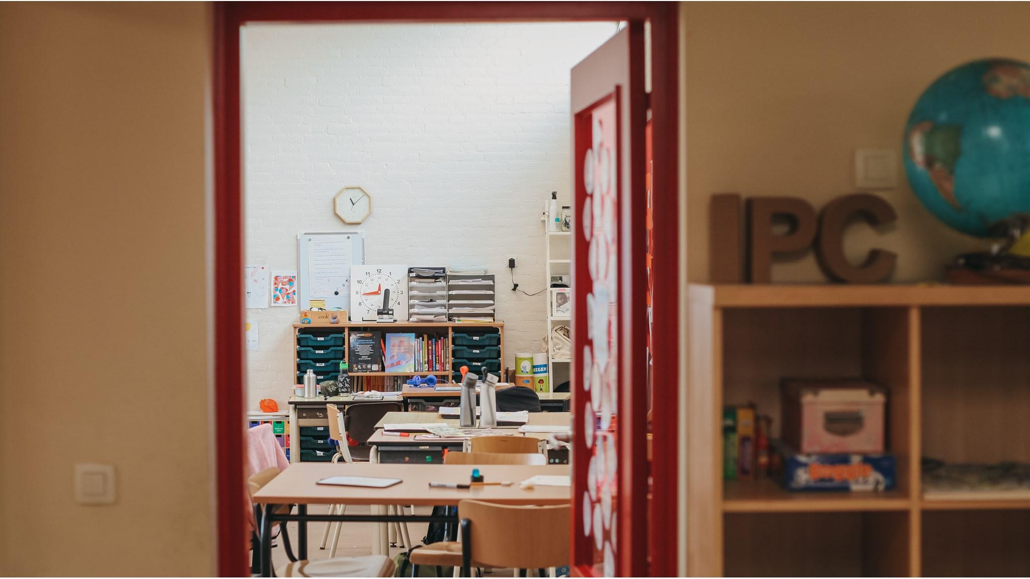 Kijk naar de klasruimte van Openbare Basisschool De Kustschool in Cadzand, waar leren en creativiteit samenkomen. Kijk naar de klasruimte van Openbare Basisschool De Kustschool in Cadzand, waar leren en creativiteit samenkomen.