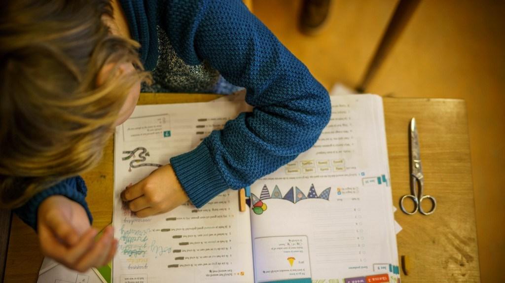Kind aan het werk in een boek op de Rudolf Steiner School Krimpen in Krimpen aan den IJssel. Kind aan het werk in een boek op de Rudolf Steiner School Krimpen in Krimpen aan den IJssel.