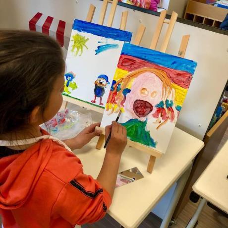 Kind creatief aan het schilderen in de Jozefschool voor Katholiek Basisonderwijs in Hoek van Holland. Kind creatief aan het schilderen in de Jozefschool voor Katholiek Basisonderwijs in Hoek van Holland.