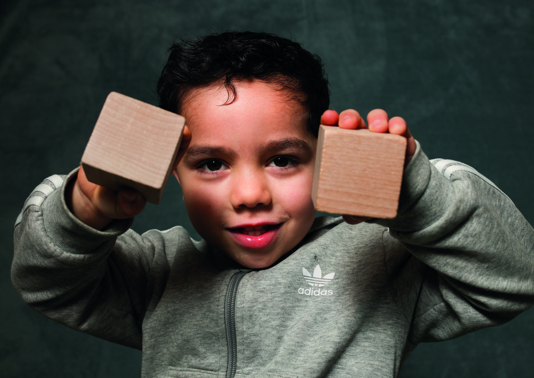 Kind houdt houten blokken vast op de Godfried Bomansschool in Rijswijk.