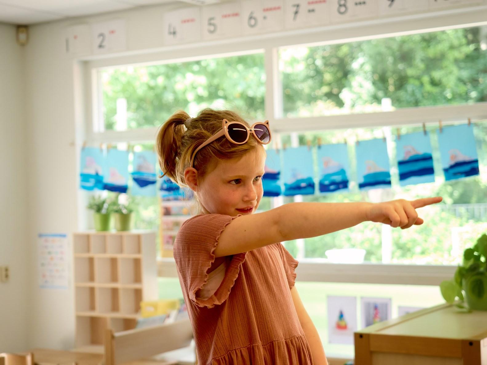 Kind in een klaslokaal op de Rehobothschool voor Reformatorisch Onderwijs in Zeist, wijzend en lachend. Kind in een klaslokaal op de Rehobothschool voor Reformatorisch Onderwijs in Zeist, wijzend en lachend.