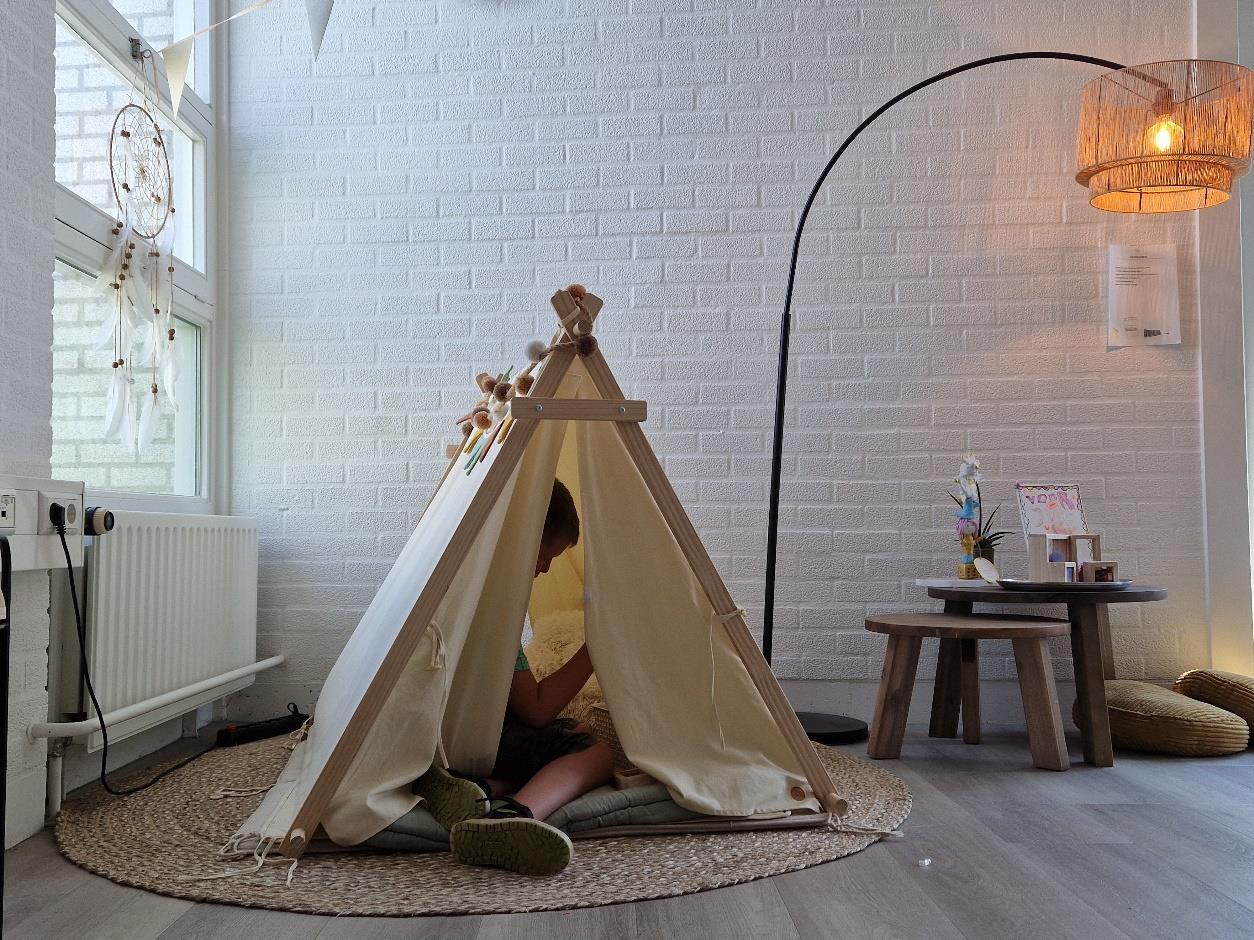 Kind in een tent in de rustige leeromgeving van Basisschool De Wegwijzer in Tilburg. Kind in een tent in de rustige leeromgeving van Basisschool De Wegwijzer in Tilburg.