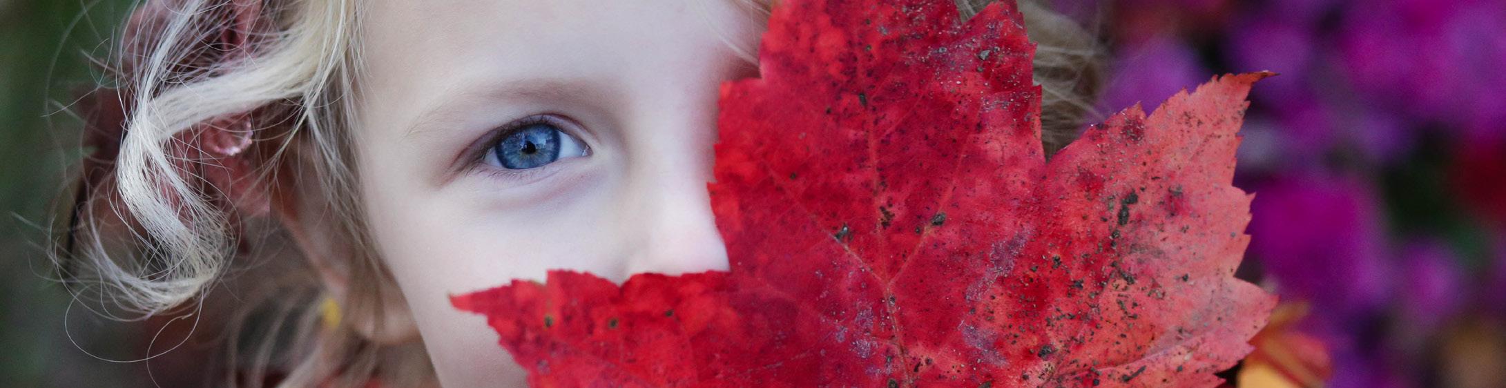 Kind met een rood blad voor zijn gezicht op het schoolplein van Dalton Kindcentrum Wereldwijs in Eerbeek. Kind met een rood blad voor zijn gezicht op het schoolplein van Dalton Kindcentrum Wereldwijs in Eerbeek.