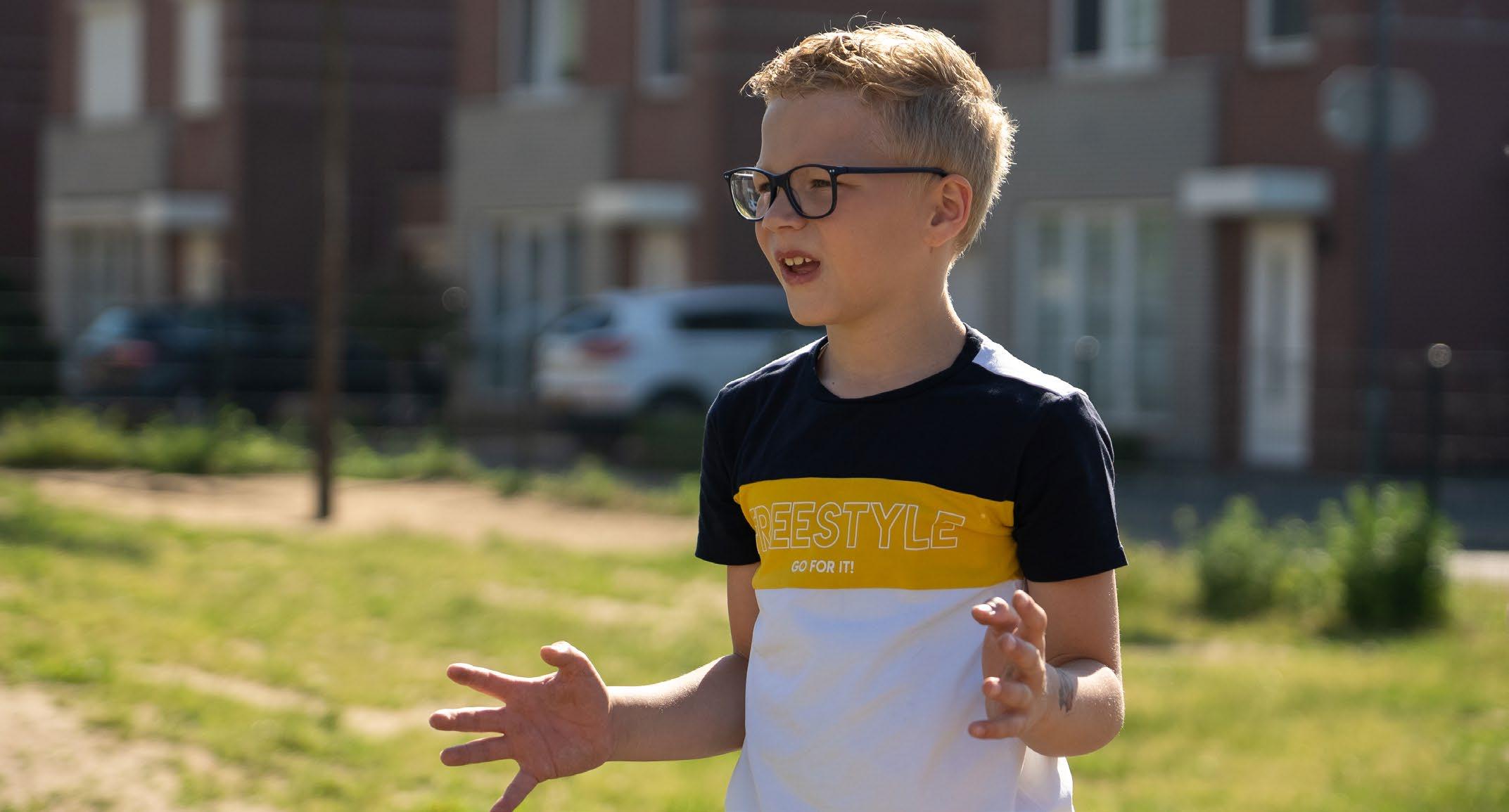 Kind speelt enthousiast op het schoolplein van de Hubertusschool in Herten. Kind speelt enthousiast op het schoolplein van de Hubertusschool in Herten.