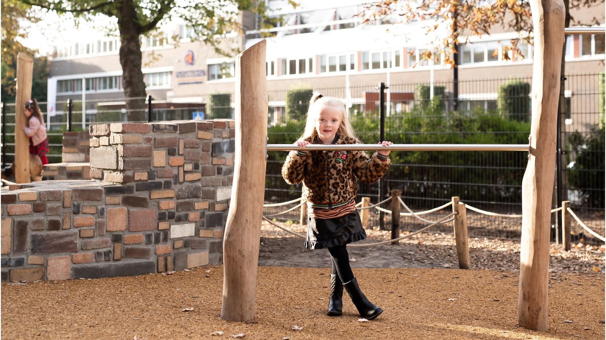 Kind speelt op het schoolplein van IKC De Regenboog Centrum/De Staart in Dordrecht. Kind speelt op het schoolplein van IKC De Regenboog Centrum/De Staart in Dordrecht.