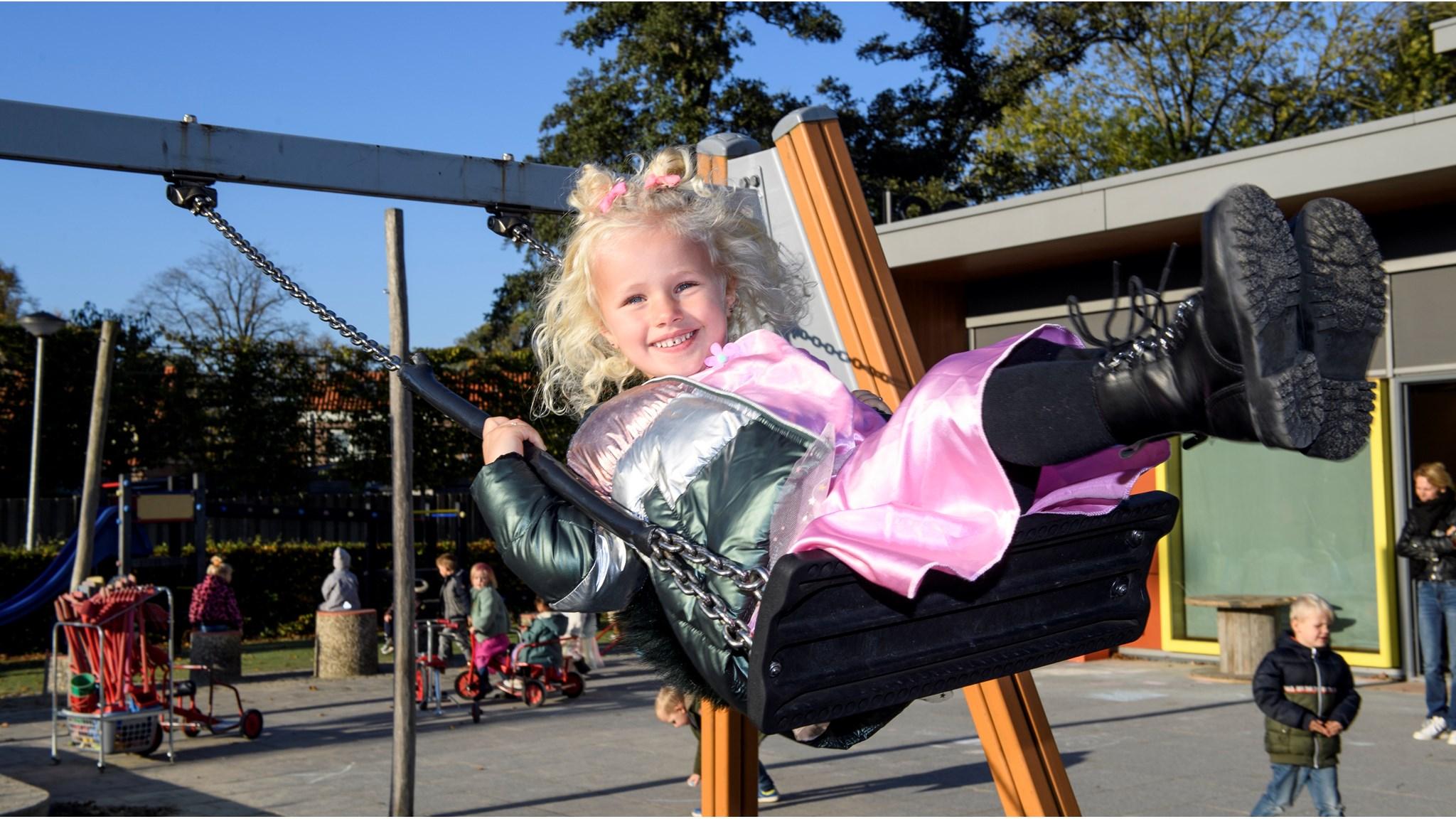 Kind speelt vrolijk op de schommel op het schoolplein van de BAVO-School in Ursem (Gem. Koggenland). Kind speelt vrolijk op de schommel op het schoolplein van de BAVO-School in Ursem (Gem. Koggenland).