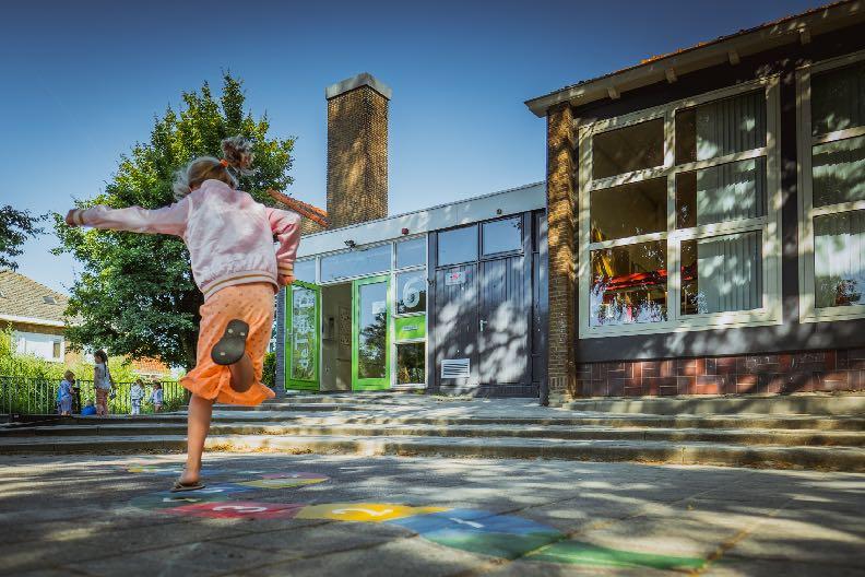 Kind springt op het speelplein van Openbare Basisschool De Tweemaster in Pijnacker. Kind springt op het speelplein van Openbare Basisschool De Tweemaster in Pijnacker.