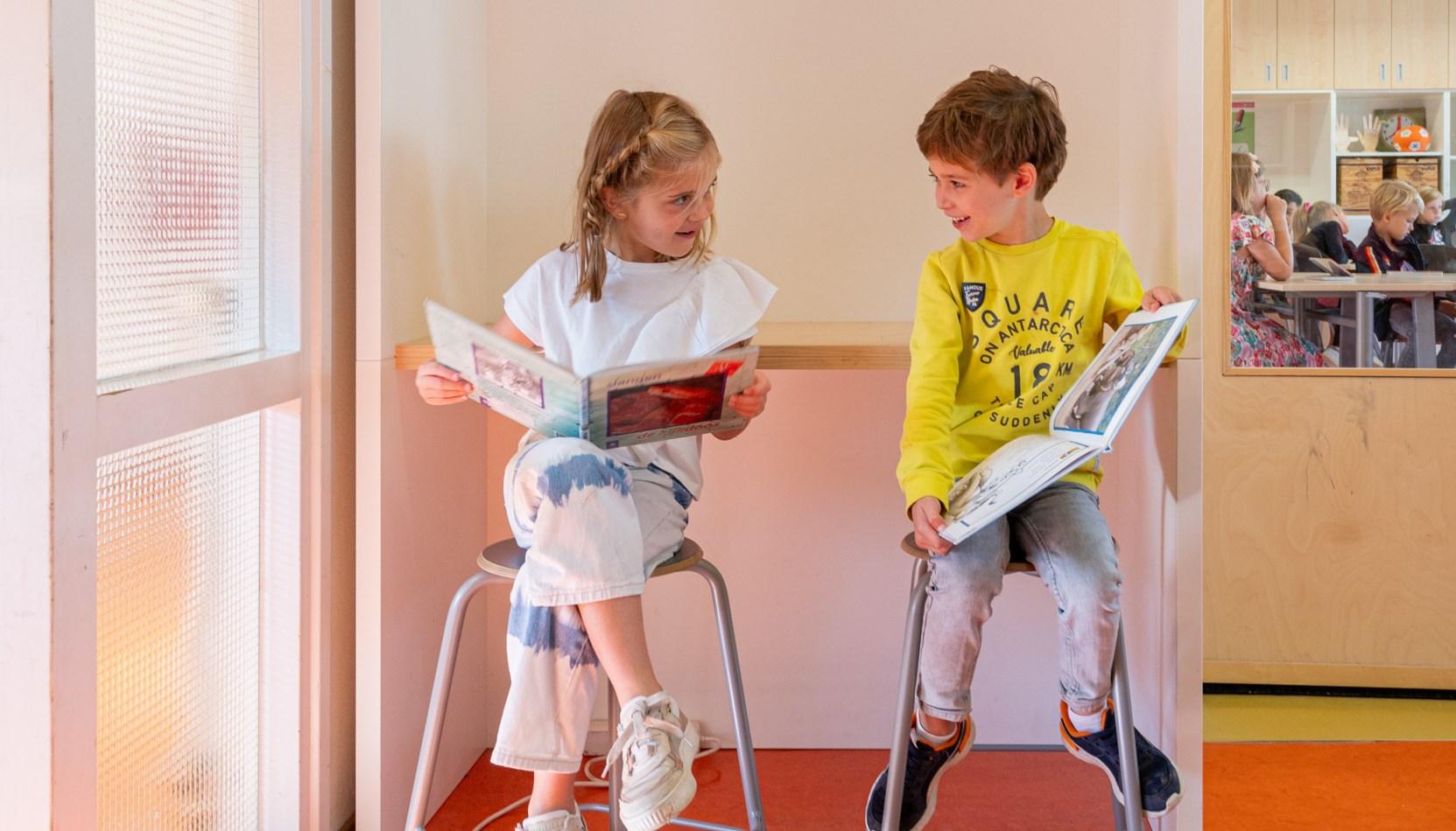 Kindcentrum Amby in Maastricht, waar kinderen samen lezen en plezier hebben. Kindcentrum Amby in Maastricht, waar kinderen samen lezen en plezier hebben.