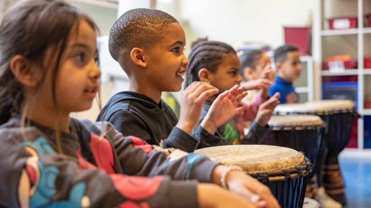 Kindcentrum Blijvliet in Rotterdam, kinderen die muziek maken met djembés. Kindcentrum Blijvliet in Rotterdam, kinderen die muziek maken met djembés.