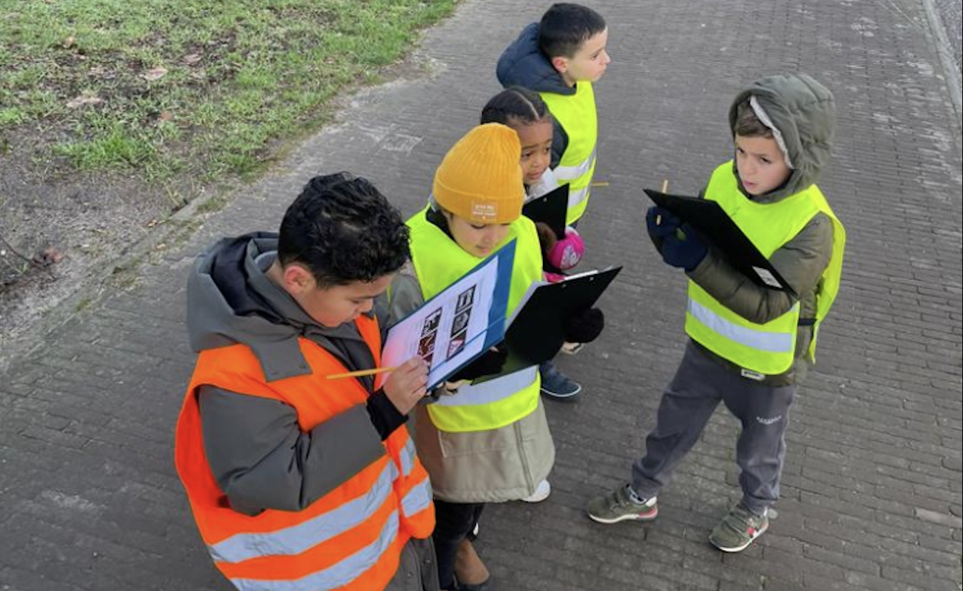 Kindcentrum Boschveld in Den Bosch, leerlingen in veiligheidsvesten zijn bezig met een activiteit op het schoolplein. Kindcentrum Boschveld in Den Bosch, leerlingen in veiligheidsvesten zijn bezig met een activiteit op het schoolplein.