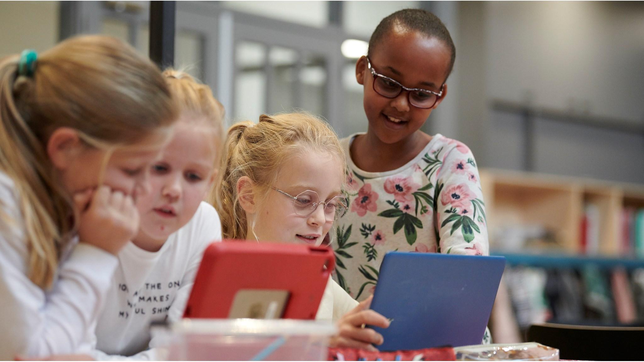 Kindcentrum Christoffel in Tilburg heeft leerlingen die samen met tablets leren en samenwerken. Kindcentrum Christoffel in Tilburg heeft leerlingen die samen met tablets leren en samenwerken.