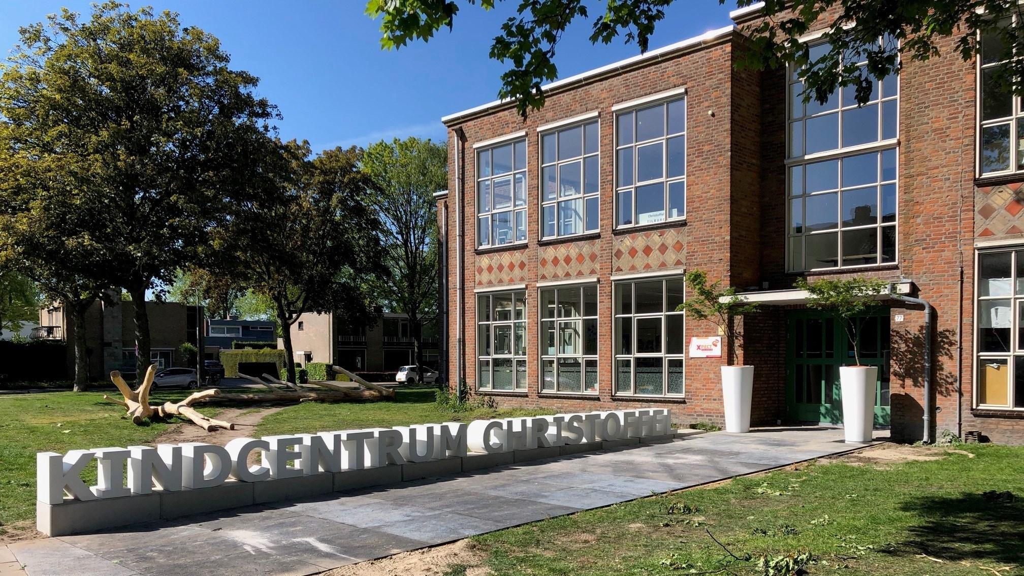 Kindcentrum Christoffel in Tilburg met een overzicht van de hoofdingang en het schoolplein. Kindcentrum Christoffel in Tilburg met een overzicht van de hoofdingang en het schoolplein.