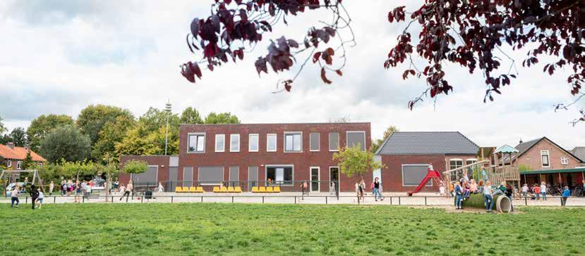 Kindcentrum de Bongerd in Terwolde met een schoolplein vol spelende kinderen. Kindcentrum de Bongerd in Terwolde met een schoolplein vol spelende kinderen.
