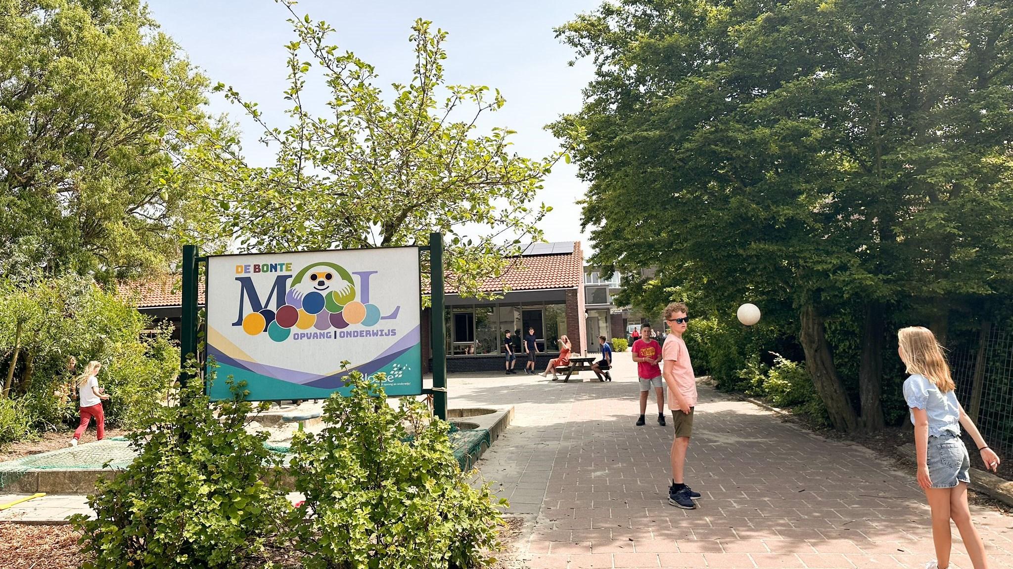 Kindcentrum De Bonte Mol in Schermerhorn, met kinderen die spelen op het schoolplein. Kindcentrum De Bonte Mol in Schermerhorn, met kinderen die spelen op het schoolplein.