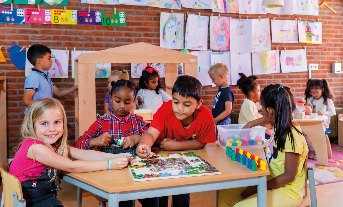 Kindcentrum De Buskes in Rotterdam: Kinderen spelen en leren samen in een kleurrijke klasomgeving. Kindcentrum De Buskes in Rotterdam: Kinderen spelen en leren samen in een kleurrijke klasomgeving.