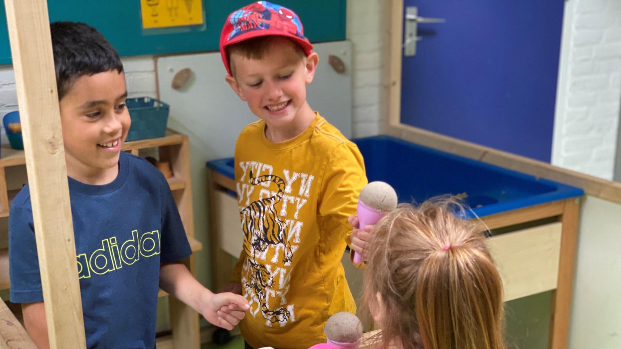 Kindcentrum De Bussel in Blokker, waar kinderen samen spelen en genieten van hun tijd met ijsjes. Kindcentrum De Bussel in Blokker, waar kinderen samen spelen en genieten van hun tijd met ijsjes.